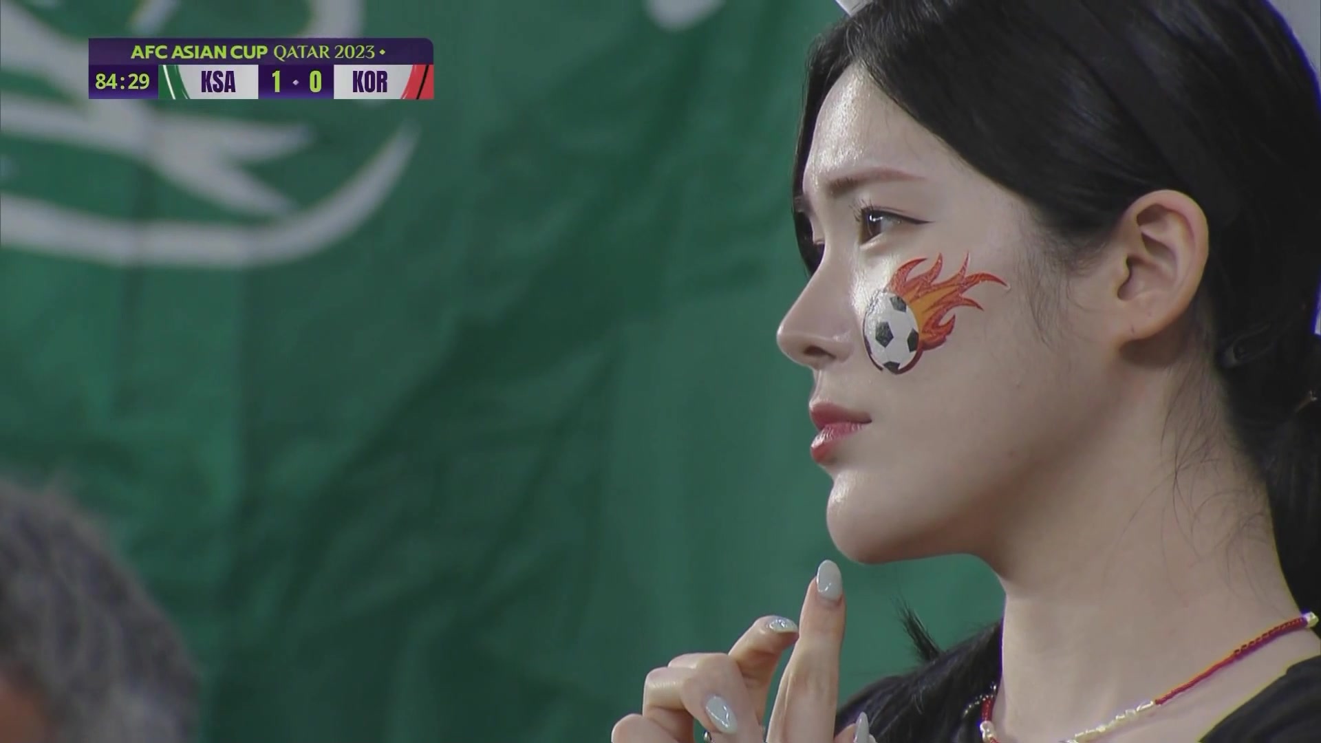 这气质！韩国84分钟仍落后，场边美女球迷心急如焚