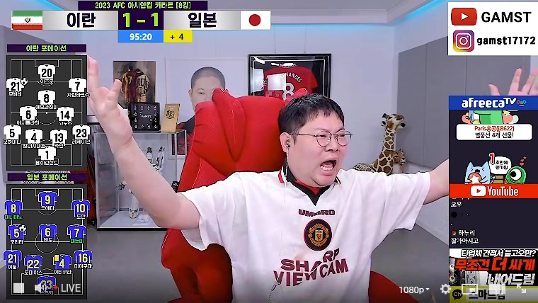韩国球迷看到日本被判罚点球后高兴坏了。。