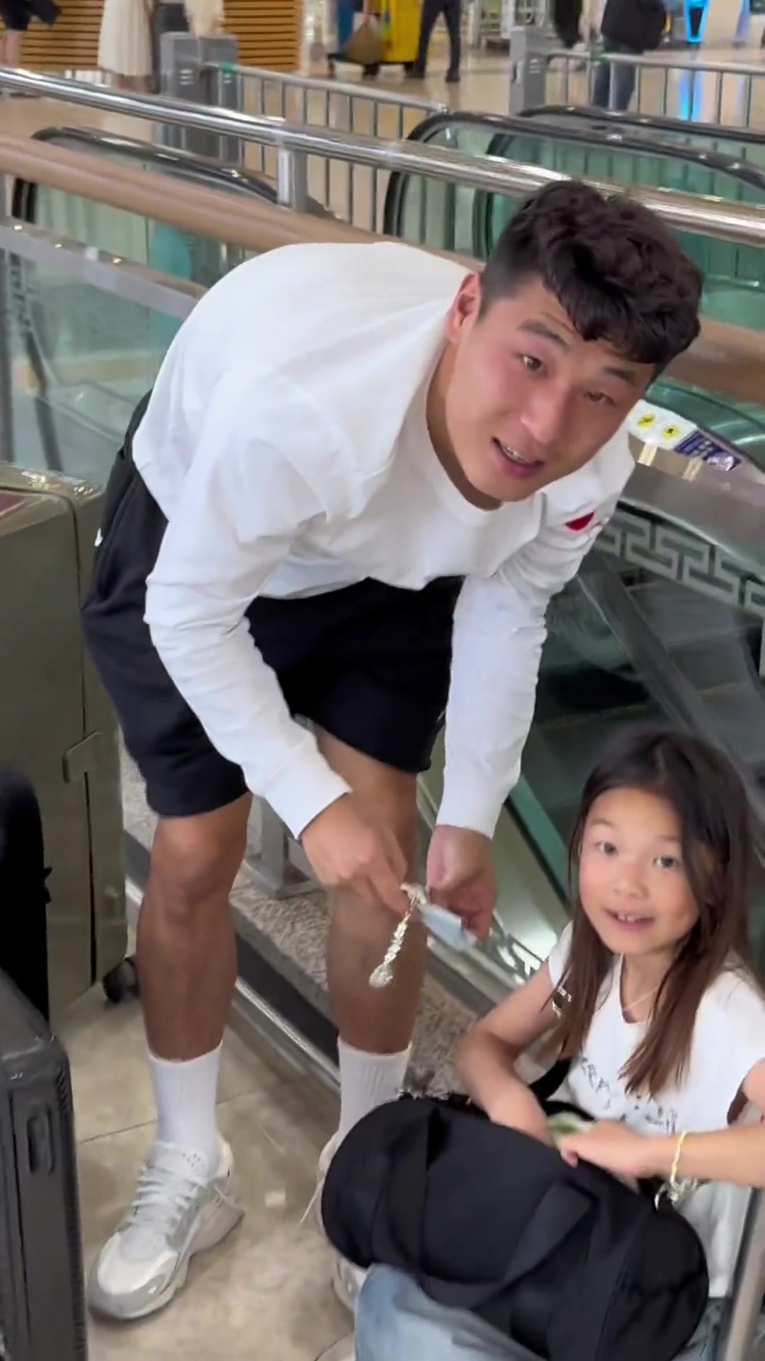 球迷韩国机场偶遇武磊：磊哥！磊哥！可以拍个合影吗？