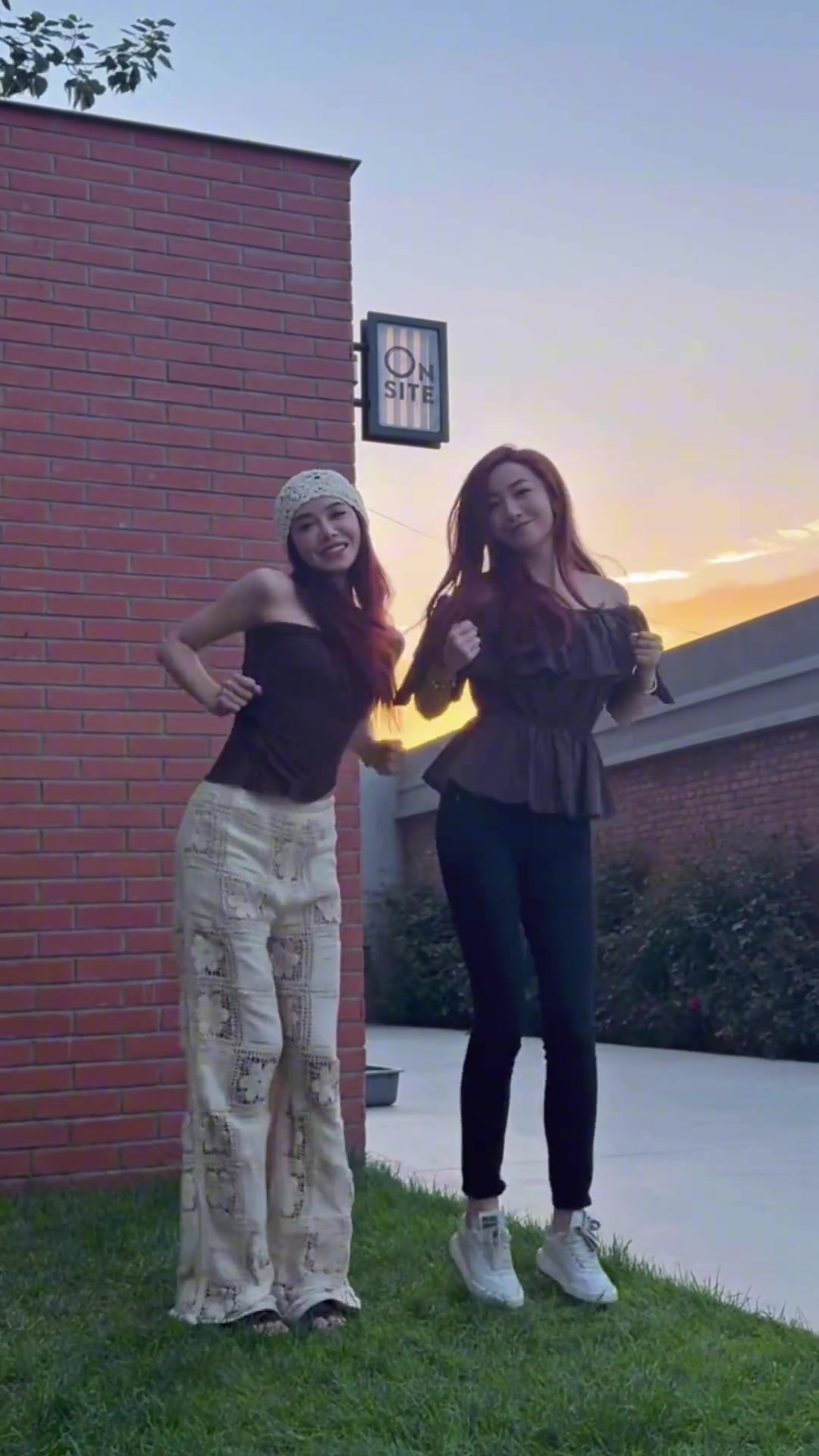 美娜&佳依合拍舞蹈视频：你看，我们也是万人迷吧