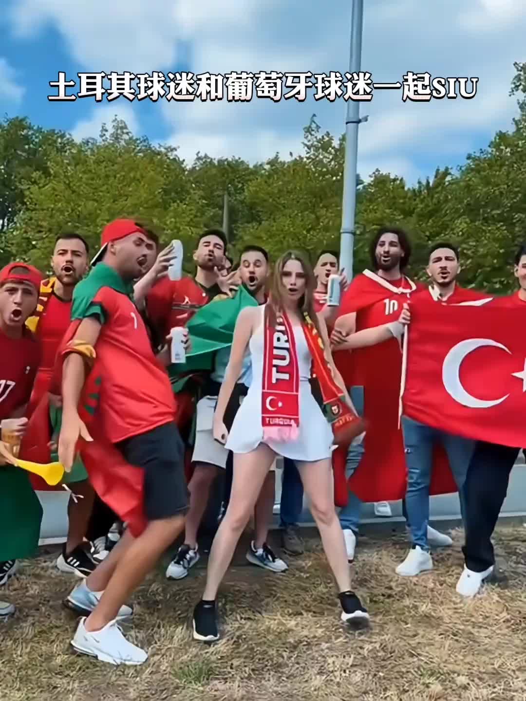 来看看土耳其球迷是有多喜欢C罗