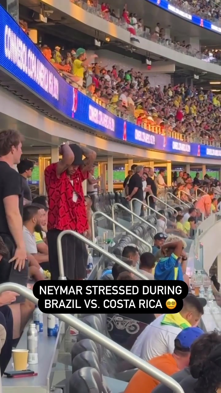 内马尔观战巴西美洲杯，双手抱头遗憾之情溢于言表